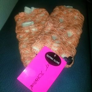 Betsey Johnson peach/ivory texting glove. Comes in pair